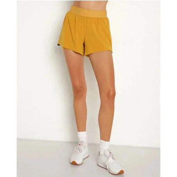 Varley Pants - VARLEY Leo Shorts in Chai Tea